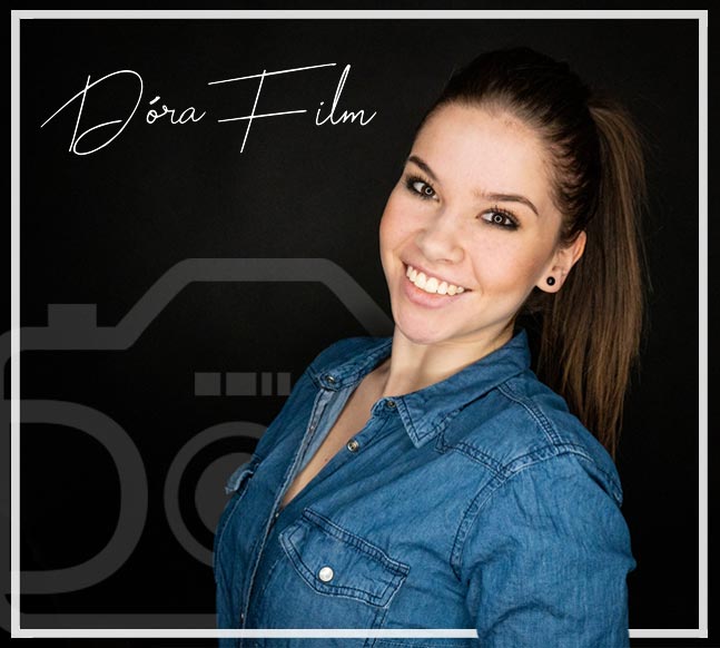 Portré egy fiatal nővel, mosolyogva, kék ingben.