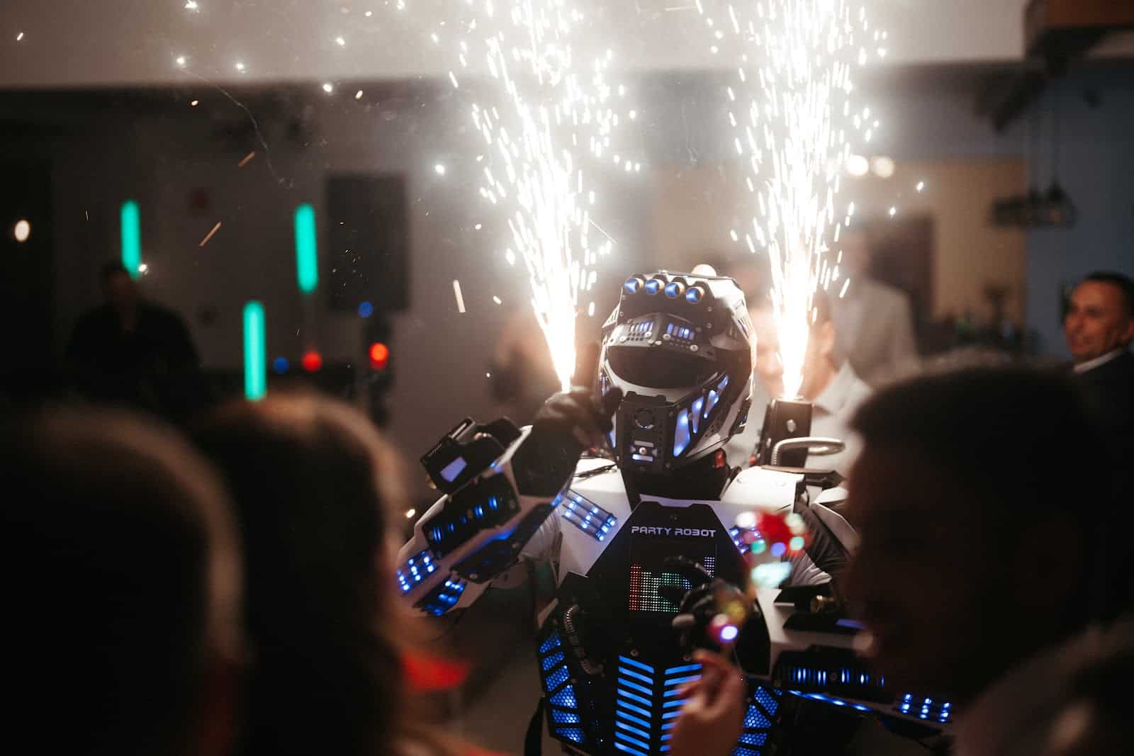 Sztárfellépő 2026 árak: koncert, show, party robot alternatíva 3 sztárfellépő robot szikra effekt