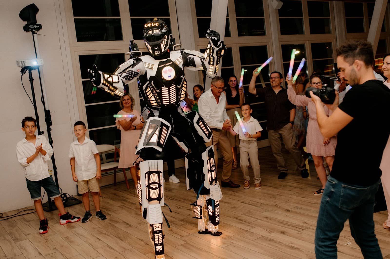 Sztárfellépő 2026 árak: koncert, show, party robot alternatíva 4 sztárfellépő robot a násznéppel táncol